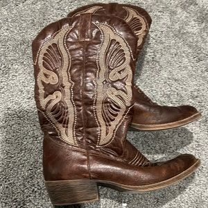 No brand, men’s size 9